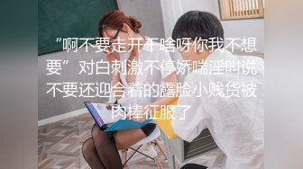   偷情的邻居少妇：啊啊爸爸，你鸡巴好硬，爸爸想给你吃鸡巴,小骚逼好想被操，爸爸快插进来,淫荡的婊子，狠狠爆插她！