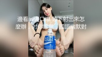 可爱的学生妹 穿着碎花短裙裙子下面是浅蓝色的无痕内裤，超薄的内裤勾勒出两片完美的鲍鱼形状