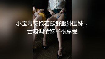 一家三口穿红衣的风骚女子逛公园，去厕所拉肚子去了，屁眼子冒出健康的稀粑粑（原档）