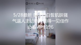    完美身材轻熟女，眼镜御姐范老公躺在床上被榨干了，自己道具自慰，逼逼如此粉嫩