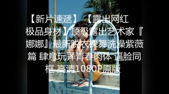 炮友摸肥逼给我看，红色指甲油诱人