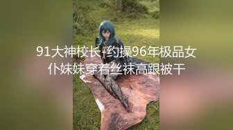 极品露脸小少妇颜值很高，跟狼友互动撩骚电动棒插进骚逼搅拌，给大哥舔弄大鸡巴吸蛋蛋