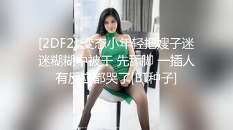   御姐范带着眼镜美妞，激情大战头套男，白丝美腿高跟鞋，双腿肩上扛深插