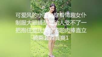  足浴会所双飞极品女技师梅开三度  一边插穴还被另一个舔乳头