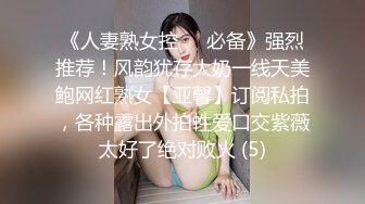   中年大叔忽悠美女顾客做特殊服务，全身按摩撩骚忽悠顾客揉奶玩逼，按摩床上爆草抽插