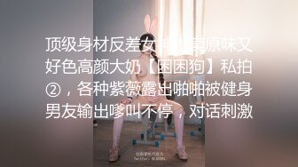 路过街上看到个长发美女在修电瓶车尾随她去厕所嘘嘘妹子尿完竟然把小穴掰开