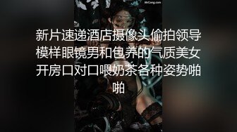 漂亮妹子胸罩被海浪拍偏乳头都跑出来还毫无察觉