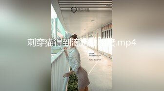  无毛肥逼妹子黑色网袜假屌自慰啪啪，抬起双腿猛操上位骑乘，没几下就射了内射美穴