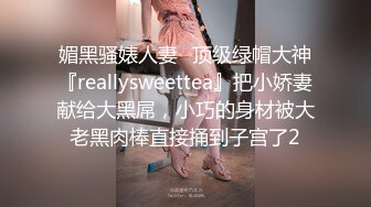 迷死人的小少妇全程露脸在大哥旁边勾搭狼友直播大秀，揉奶玩逼看特写，洗澡诱惑，身材不错颜值高精彩又刺激