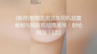  美女模特被色魔摄影师诱惑工作结束以后上床来一发