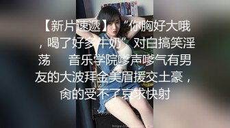 异国女团皮肤白皙颜值不错的女模特被两个没见过女人的黑哥压在身下蹂躏，揉奶子舔逼还被大鸡巴塞嘴里爆草