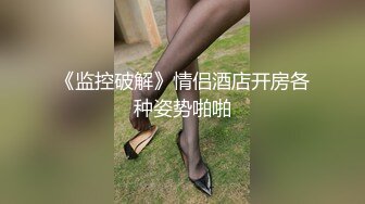 商场女厕后拍美女尿尿让人身临其境的感觉