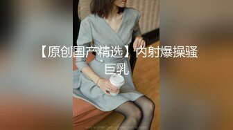  复式别墅楼梯上大战黄发妹子，双飞大战，换着来玩淫乱极了