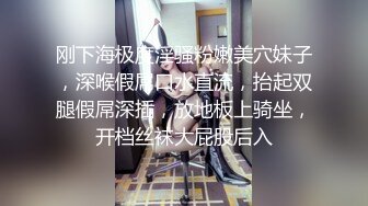  巨乳肉感面罩网红小骚货炮友激情啪啪，开档丝袜馒头肥穴，跪着深喉整根插入