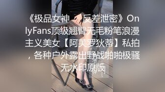 骚人妻露脸在家被两个大哥玩弄，乖巧的舔弄大鸡巴