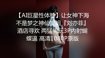 【新片速遞】170CM眼镜美妞大战头套男，超细美腿肉丝，毛毛浓密假屌伺候，扶着JB挺入抽送，应观众要求换上黑丝，双腿肩上扛爆操