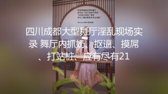 水果摊买香蕉的蓝裙美女，内裤裆部竟然是透明的，毛毛清晰可见