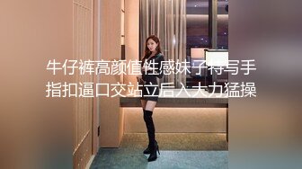 享受私密SPA的小少妇躺在床上被大哥揉捏奶子，道具玩弄骚逼小少妇撩骚大哥的鸡巴，扒光了直接插入草她