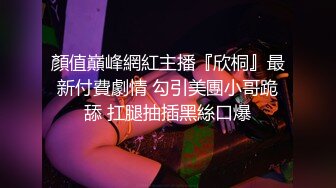 母狗自慰喷水，骚逼洞口都张开了