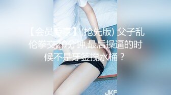   无毛白虎少妇近距离特写骑乘主动激情啪啪 上下快速套弄 按摩器震动阴蒂 大屁股扭动猛烈撞击