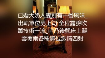 脸上红扑扑极品御姐居家发骚，带子情趣装开档黑丝，坐椅子上抬起双腿假屌爆插