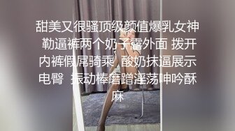 端庄大眼女友露脸椅子上，自己脱下内裤