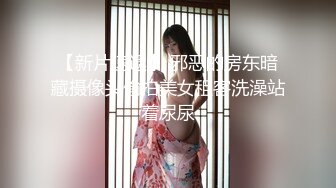 两个勇猛小伙轮战风韵犹存旗袍美骚妇，骚货性欲强也败倒两小伙爆操下