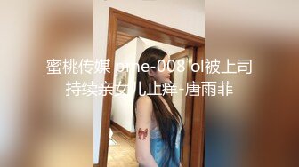 商场女厕全景偷拍两个美女的肥鲍鱼 卧槽!无意中发现还有一个小伙也在趴下看美女的B