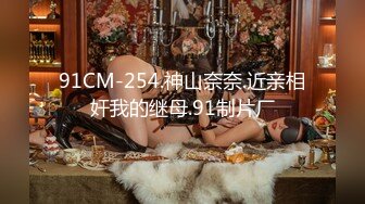 婚房红嫁衣新娘中途打电话聊骚聊完受不了就开始自慰，这么淫荡吧！太反差了！