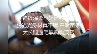 好身材腰细胸大妹子喜欢先自慰再啪啪，振动棒赛比翘起屁股扭动，跪着特写口交舔屌，扶着屁股后入站立抽插猛操