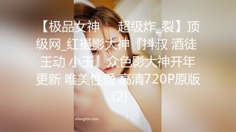 本人比照片还漂亮，花臂纹身娇小美女，撩下衣服就要吸奶子，跪着深喉舔屌，抱起来撞击爆插，如此美女连续搞了两炮