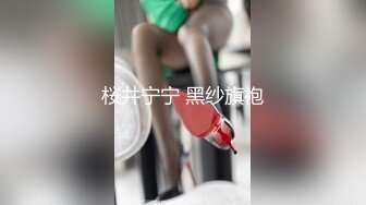 抖_音 34W 粉丝网红张晶滢，巨乳肥臀与金主大哥一 V 一 ，脸穴同框如母G般怼着镜头道具自慰 (2)