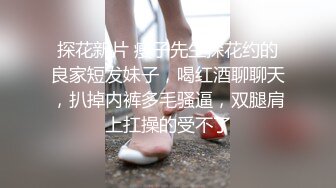  骚气美少妇线下约炮粉丝开房啪啪，特写交舔屌带上套子骑乘，边操边摸大奶子