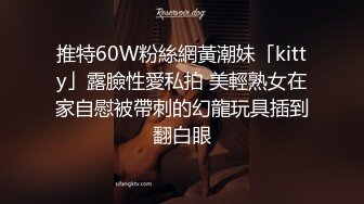 走动中勒出阴唇的美眉