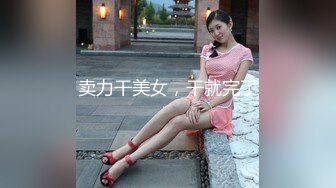 小美女听到要挨操，就迫不及待的去拿套套