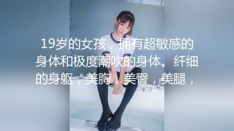 纯天然美乳小阴唇美穴小姐姐难道露脸，撩起小背心揉捏圆润奶子，手指摩擦小穴搞得湿湿，翘起大屁股扭动