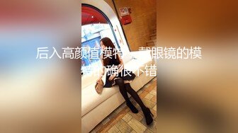 【新片速遞】你的共享女优让小哥玩双飞轮草抽插，沙发前深喉草嘴干到呕吐好刺激，电钻玩逼搞到高潮喷水，后入爆草抽插