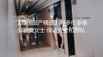 开档牛仔裤清纯又骚美女，和男友居家操逼，舔屌吸吮口活很棒，肥穴骑乘自己动，正入边操边揉阴蒂，搞得美女爽歪歪