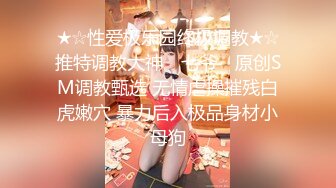 【新片速遞】  办公楼女厕全景偷拍❤️两位美女同事的肥美大黑鲍