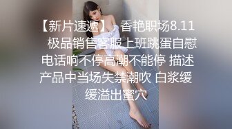 美女抱着奶子在床上玩自拍