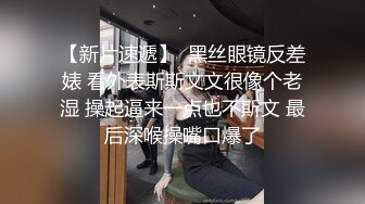 齐逼牛仔短裤黑丝骚女，舔屌足交一脸享受，脱下黑丝掰穴扣弄