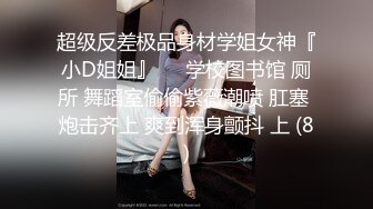 牛仔裤小背心，很会玩诱惑极品女神，难得露脸细长美腿，脱下丁字裤露多毛肥穴