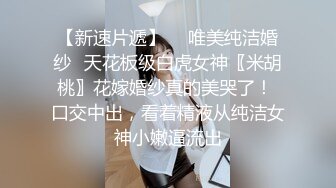 六月新流出海边浴场女厕偷拍美女游泳前更换游泳衣戴墨镜少妇样子真酷